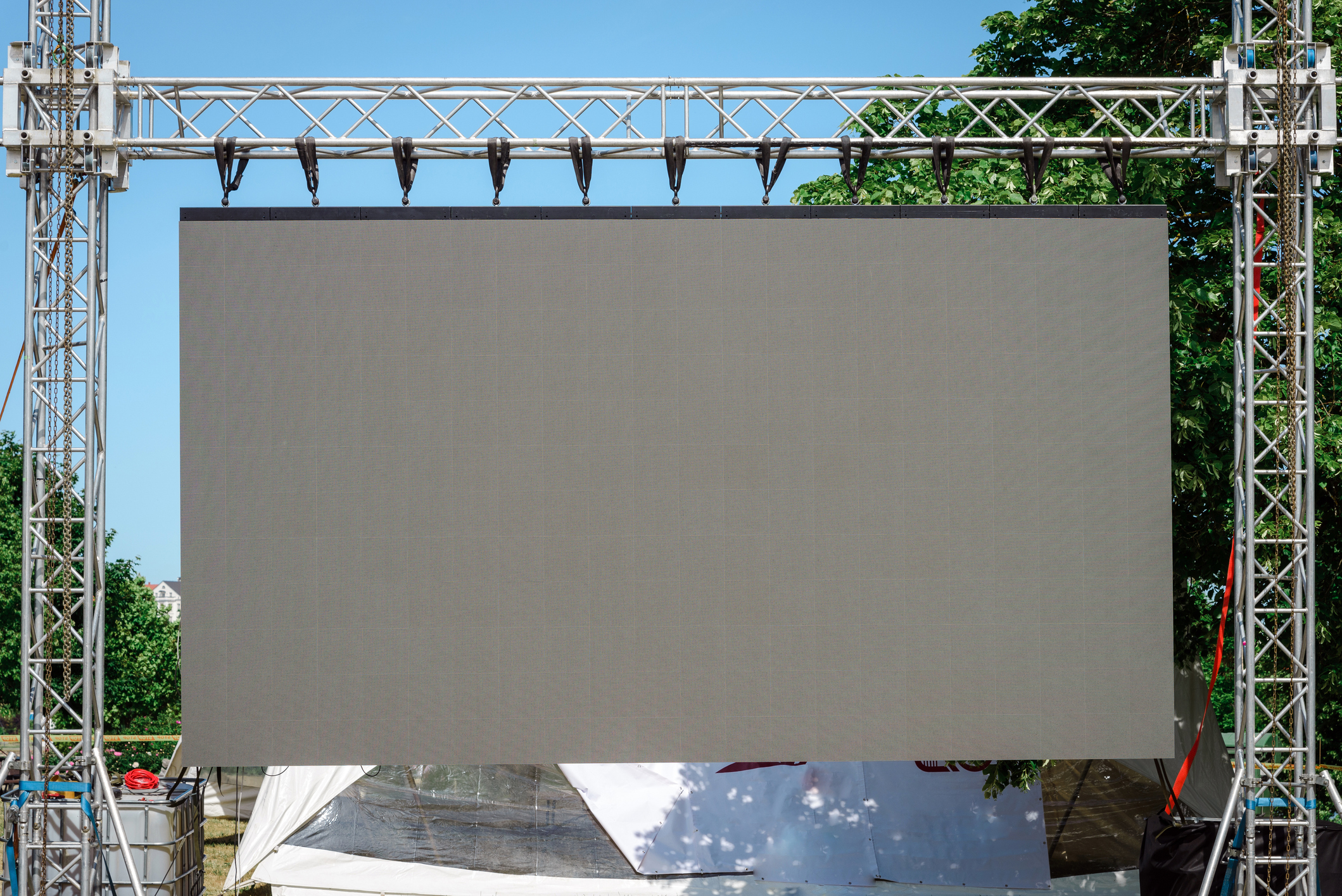 LED-screen ja trussirakenne